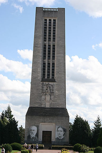 Le campanile de la Basilique Sainte-Thérèse