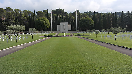 Pelouse centrale du cimetière