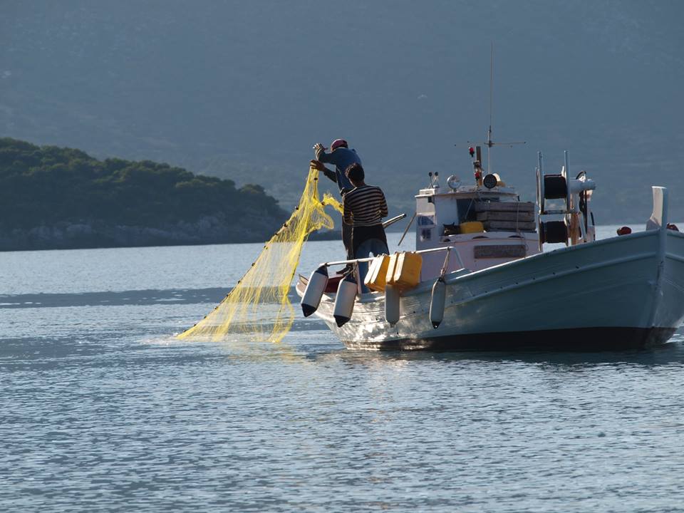 Pêcheur relevant les filets Pêcheur relevant les filets