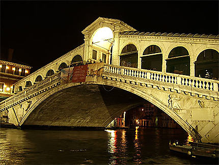 Pont Rialto dans la nuit