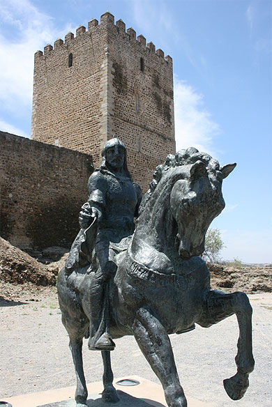 La statue de Ibn Qasi devant le donjon du fort