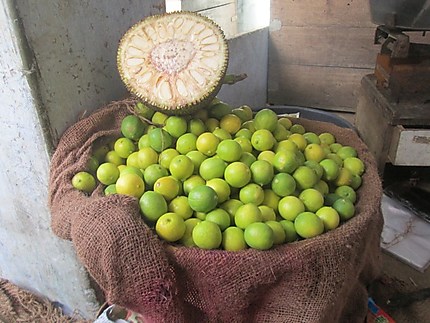 Citrons verts et fruit du jacquier