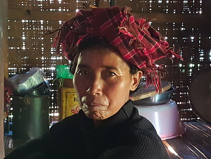 Femme Birmane dans un village de campagne