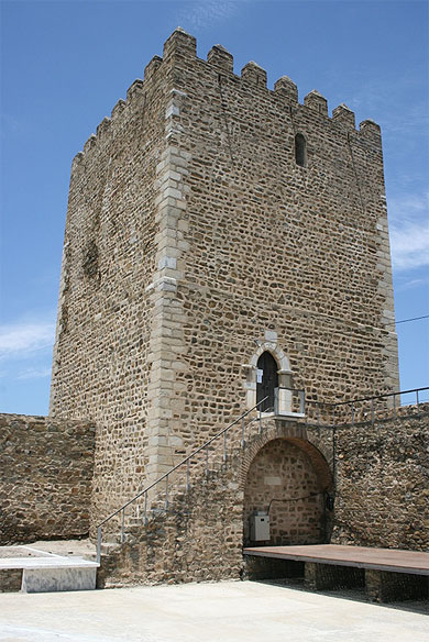 Le donjon du fort de Mértola (Portugal) Le donjon du fort de Mértola (Portugal)