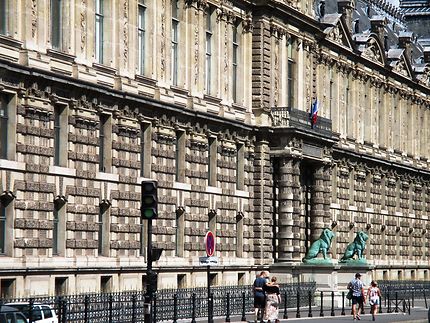 Façade du musée du Louvre 