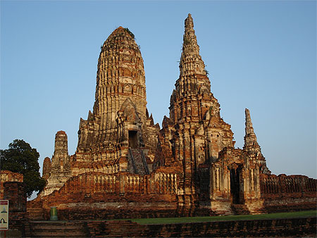 Wat Chaiwatthanaram au coucher du soleil Wat Chaiwatthanaram au coucher du soleil