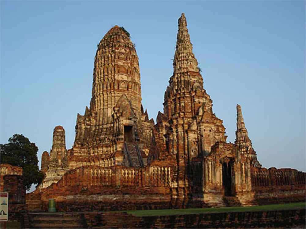 Wat Chaiwatthanaram au coucher du soleil