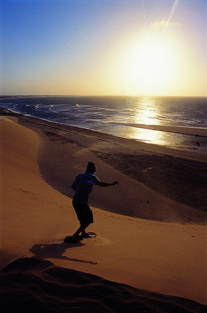 Faire du sandboard au coucher du soleil sur les dunes de Jericoacoara - Brésil