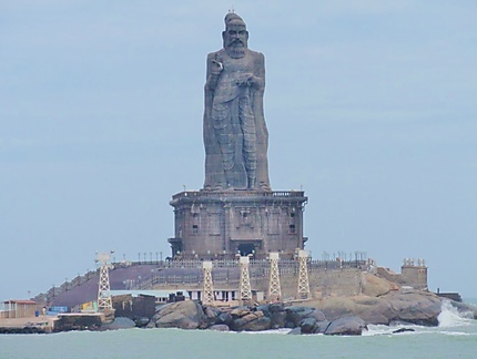 Statue de Thiruvalluvar au Cap-Comorin 