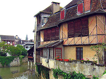 Maisons en bordure du Gave