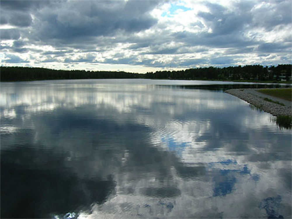 Lac et nuages