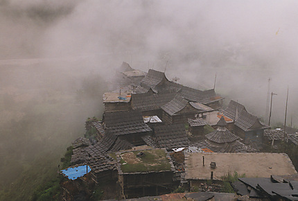 Le village de Kamru dans le brouillard matinal