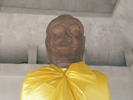 Bouddha emmailloté