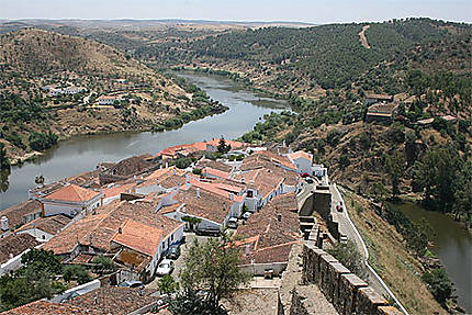 Une ville au confluent du Guadiana et de l'Oeiras