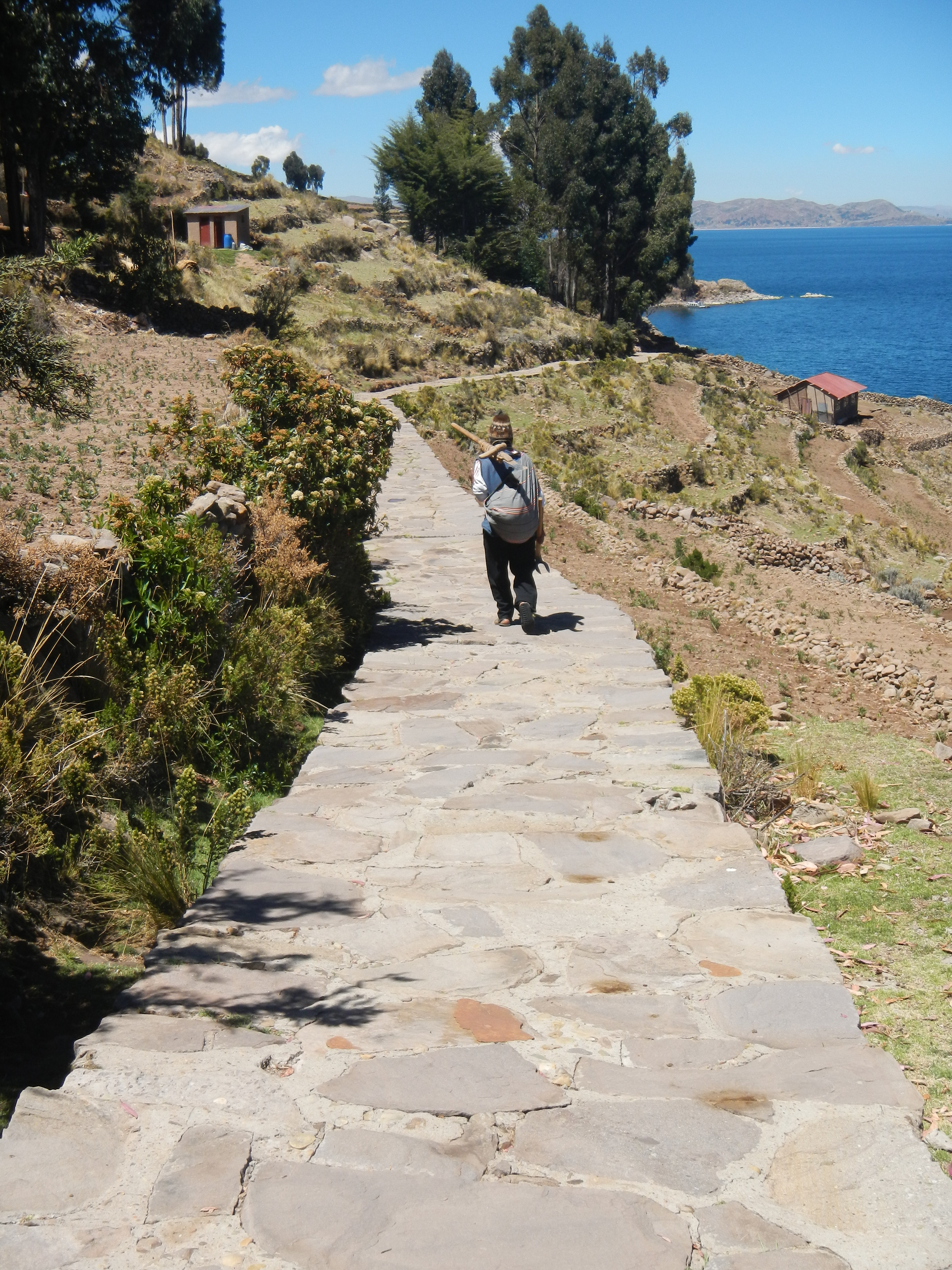 La route sur l'île de Amantani, lac Titicaca La route sur l'île de Amantani, lac Titicaca