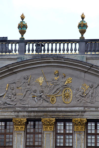 Bruxelles - Grand-Place - Fronton de la Maison des Ducs de Brabant Bruxelles - Grand-Place - Fronton de la Maison des Ducs de Brabant