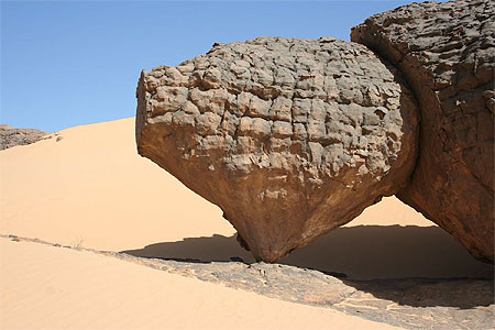 Algérie - Hoggar - Youf Ahakit - Bientôt la chute de la toupie ? Algérie - Hoggar - Youf Ahakit - Bientôt la chute de la toupie ?