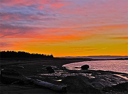 Quebec-Canada-ile Verte a l'automne-sunset sur le phare