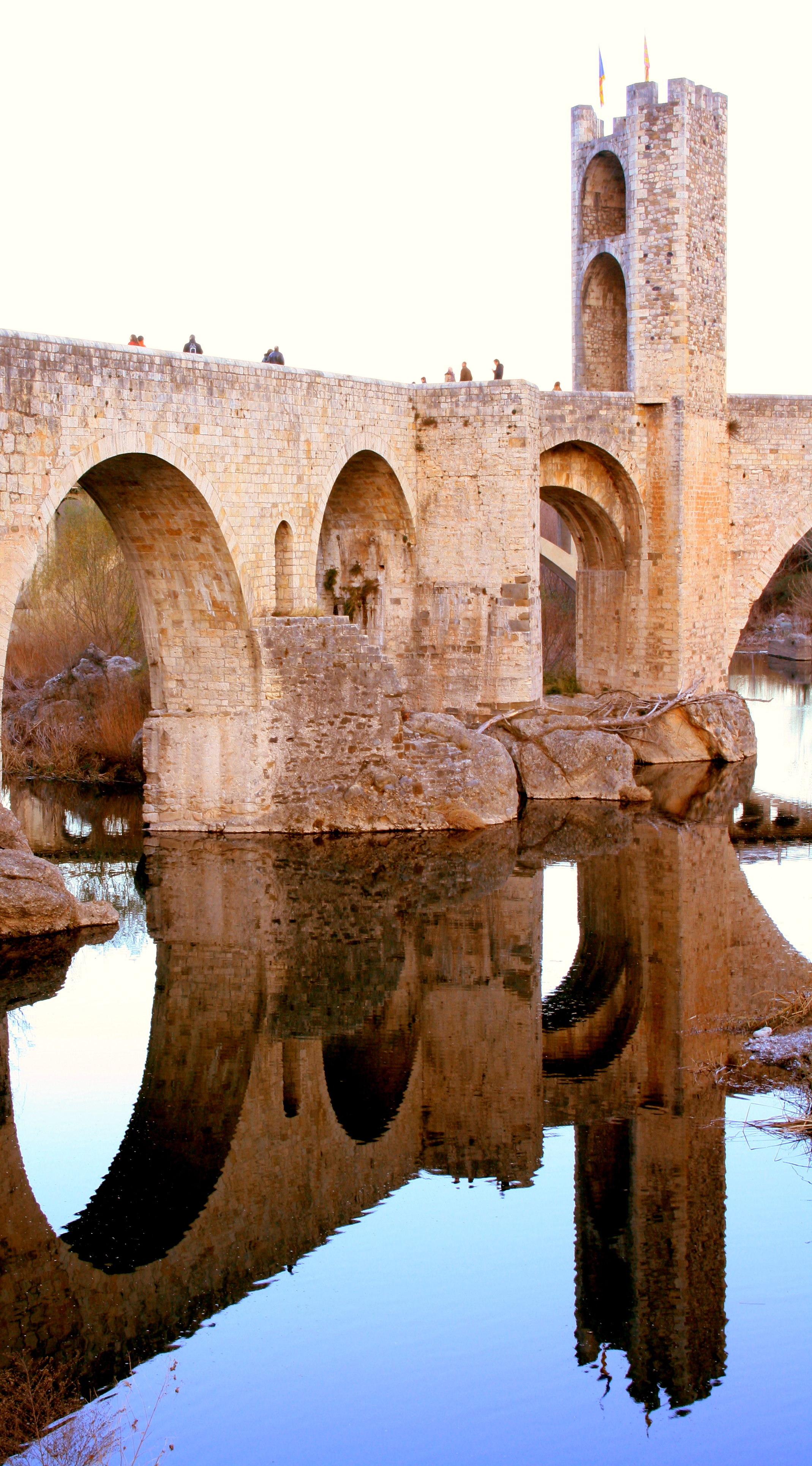 Reflets du pont de Besalu Reflets du pont de Besalu