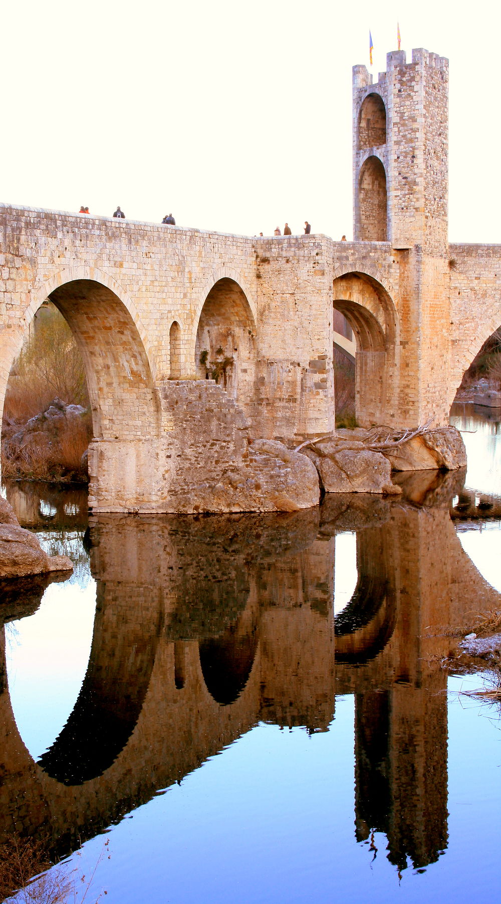 Reflets du pont de Besalu