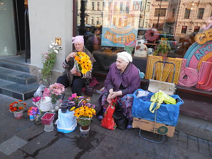 Mamies vendeuses de fleurs à St-Pétersbourg