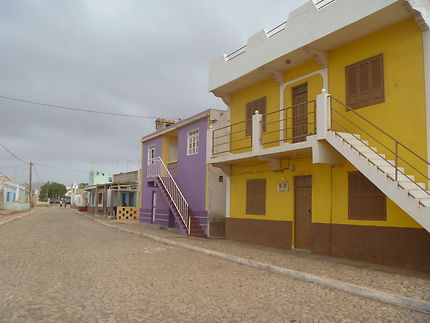 Maisons colorées dans les rues de l'ile de Maio