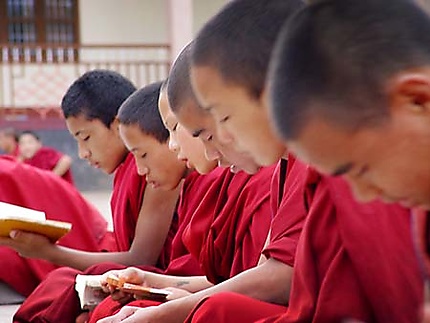 Jeunes moines à l'ecole