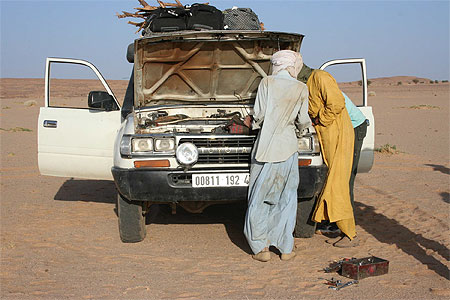 Algérie - Hoggar - Youfaghlal - Panne... Algérie - Hoggar - Youfaghlal - Panne...