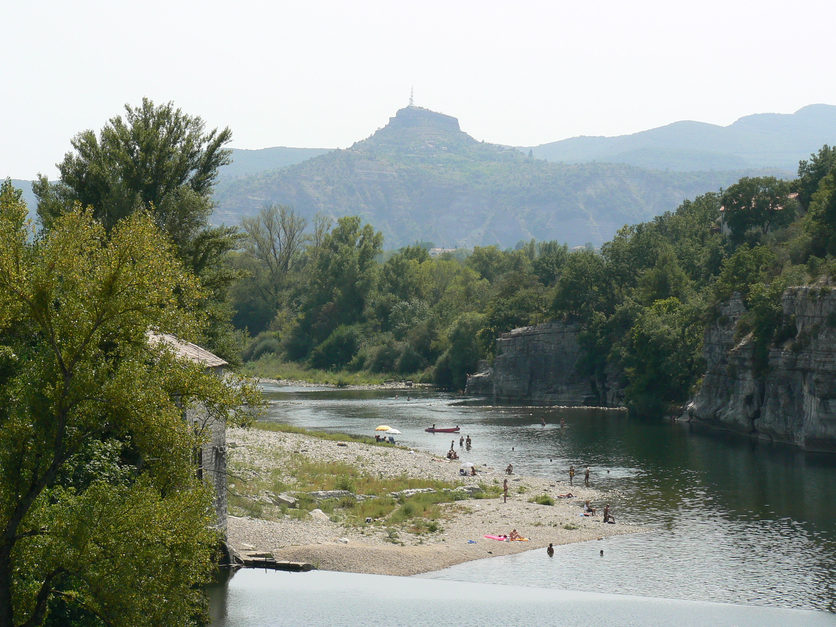 Ruoms, vue sur l'Ardèche et le rocher de Sampzon