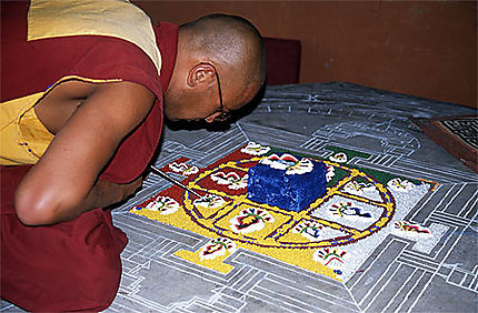 Fabrication d'un mandala au Monastère de Sumur