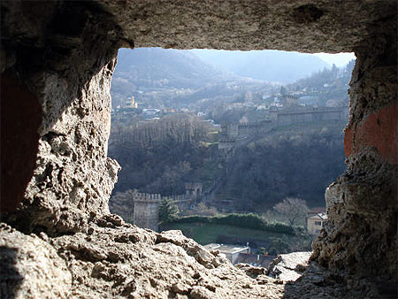 Vue sur Bellinzona à travers le Castel Grande Vue sur Bellinzona à travers le Castel Grande