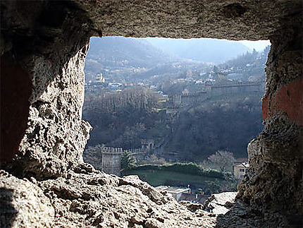 Vue sur Bellinzona à travers le Castel Grande