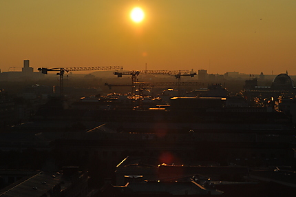 Coucher de soleil sur la ville en chantier