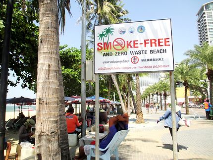 Ouille ! Interdit de fumer sur la plage à Pattaya