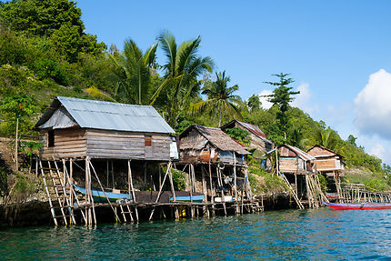 Village de pêcheurs sur le passage, île de Gam