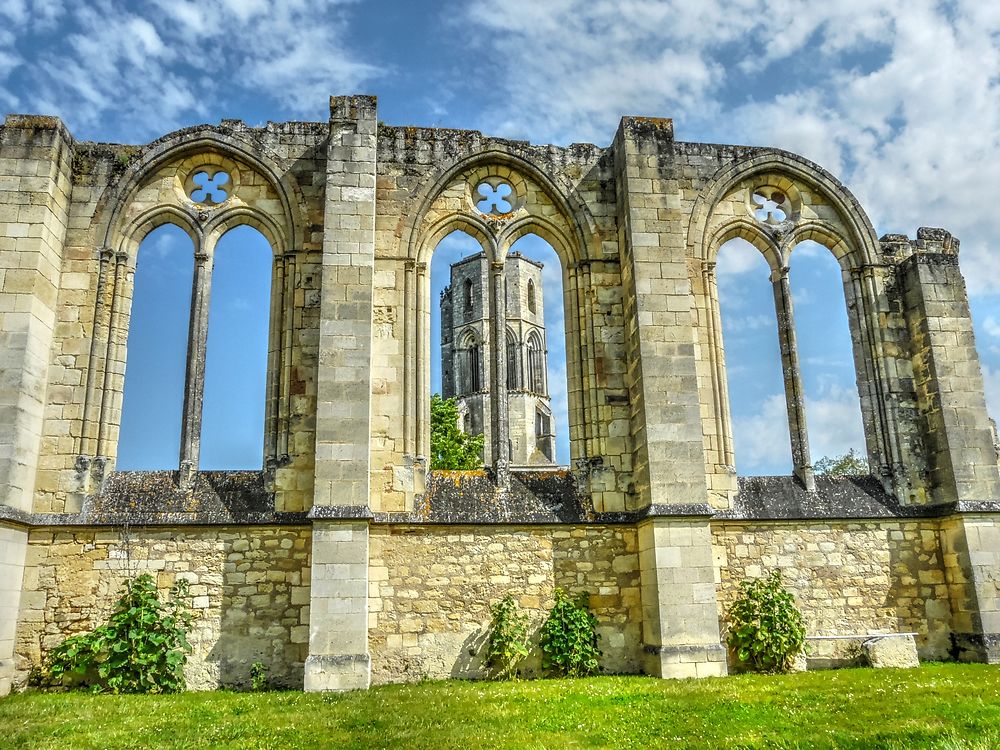 Une ruine avec une des tours en arrière plan