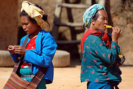 Femmes Lahu au marché