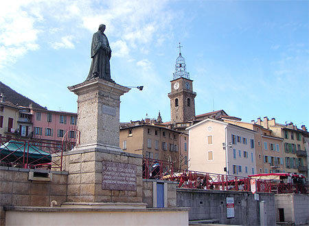 Statue de Gassendi à Digne-les-bains Statue de Gassendi à Digne-les-bains