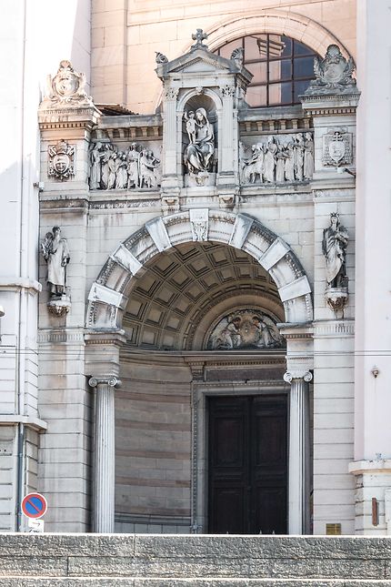 La façade de l'Eglise Notre-Dame St-Vincent à Lyon