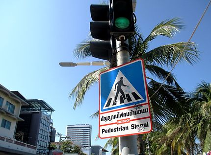Attention danger en traversant la rue à Pattaya