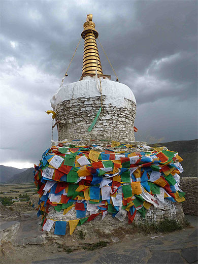 Stupa et drapeaux de prières Stupa et drapeaux de prières