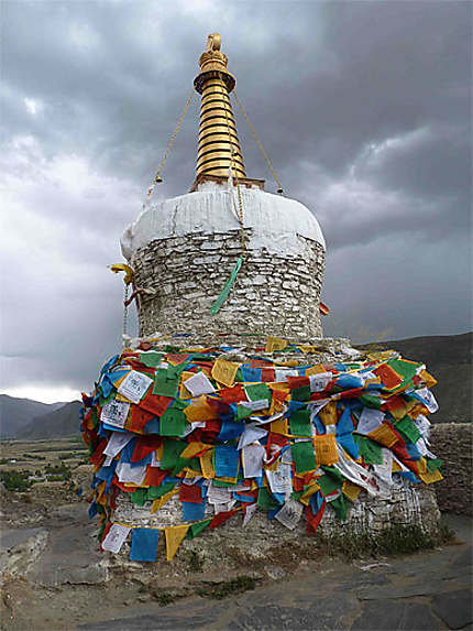 Stupa et drapeaux de prières