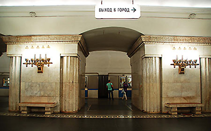 Descente dans le métro de Moscou