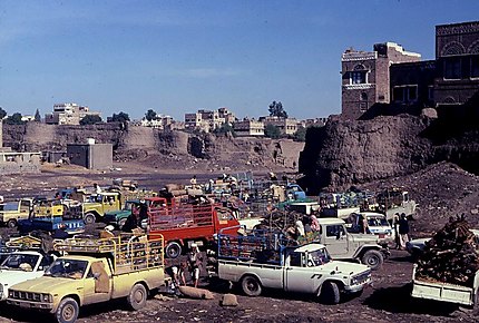 Marché au pied des remparts de Sanaa
