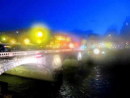 Paris la nuit, brume sur le pont Saint Michel