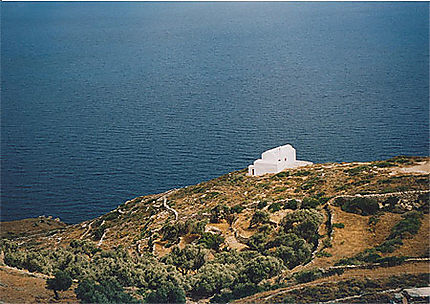 Eglise blanche sur la mer