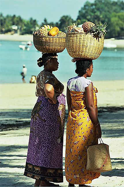 Ambatoloaka... marchandes de fruits sur la plage
