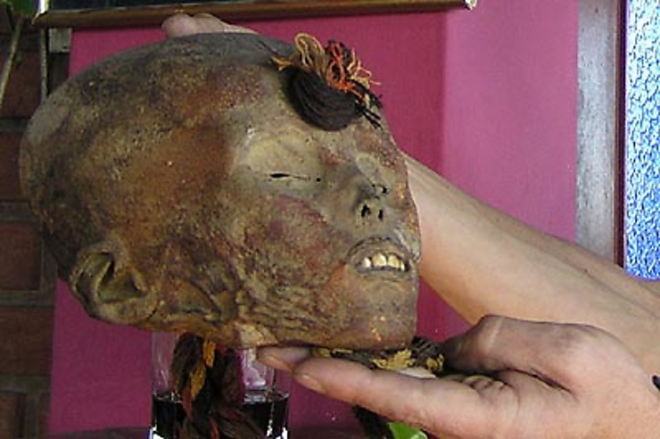 La momie Juanita dans les bras de l'andiniste Miguel Zarate