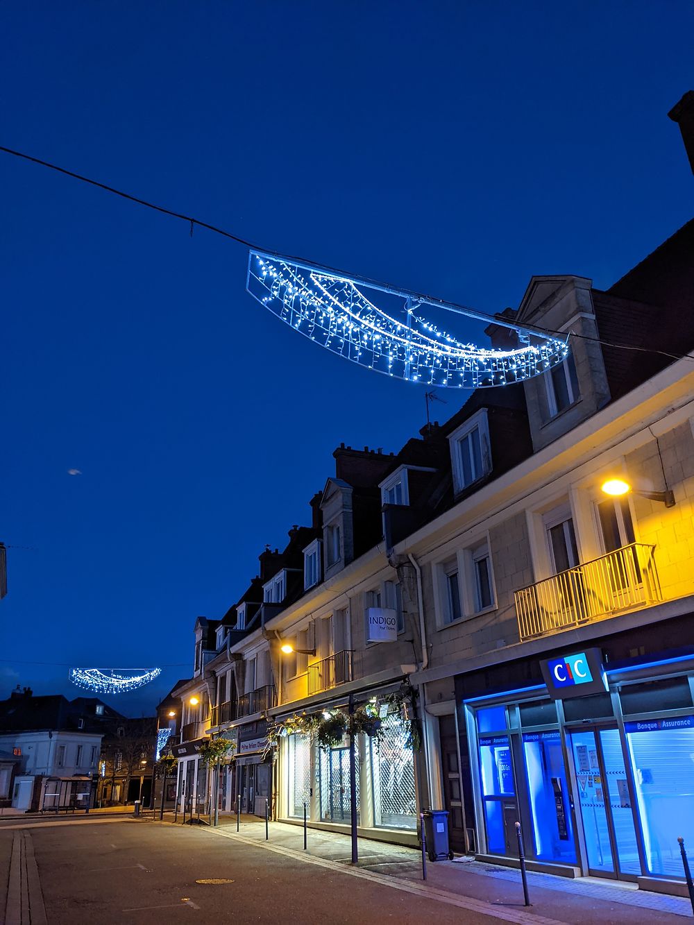 Rue commerçante d'Yvetot de nuit