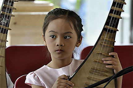 Jeune fille musicienne